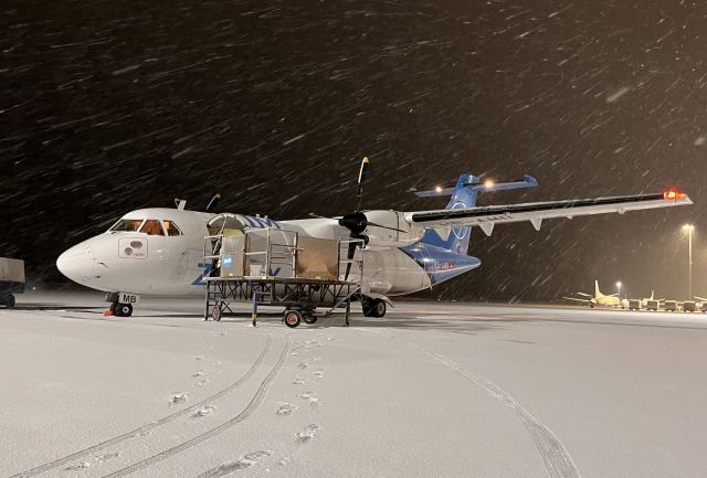 Aerospatiale ATR-42-300 (HB-AMB) - Night cargo, winter operation