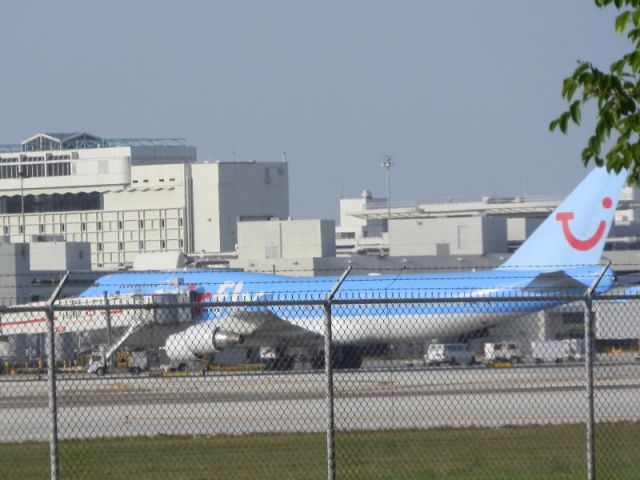 Boeing 747-400 (F-GTUI) - Fences make for good neighbors