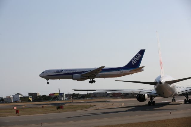 BOEING 767-300 (JA8324) - 4 April 2015:HND-HKD.