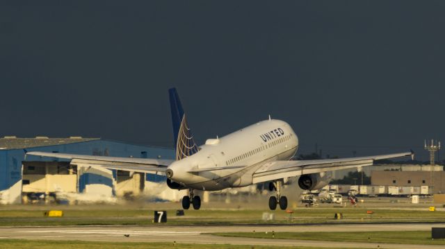 Airbus A319 (N841UA) - Arriving 13Rbr /5/17/17