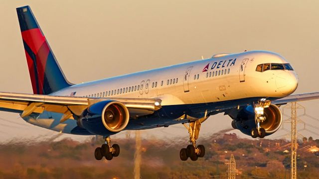 Boeing 757-200 (N666DN) - 22 approach just before sunset.br /Jan.2020