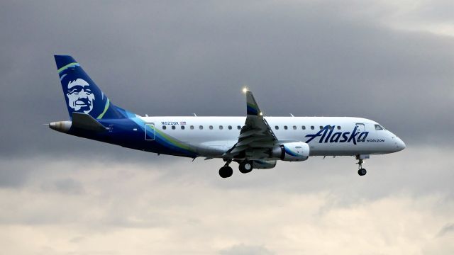 Embraer 175 (N622QX) - QXE2118 from PHX on final to Rwy 16R on 9.10.21. (#N622QX / E175LR / cn #17000651).