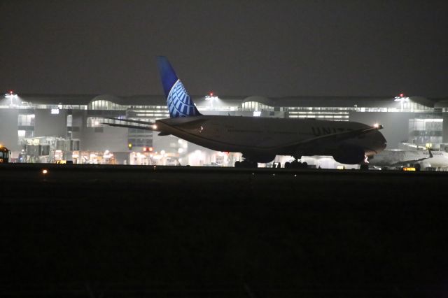 Boeing 777-200 —