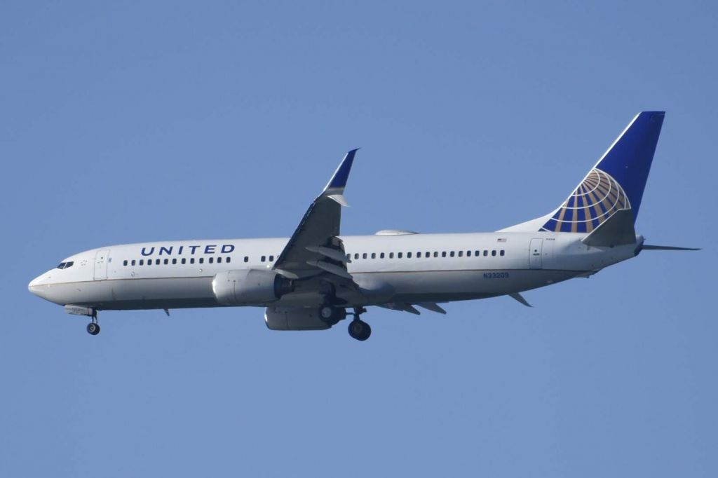 Boeing 737-800 (N33209)
