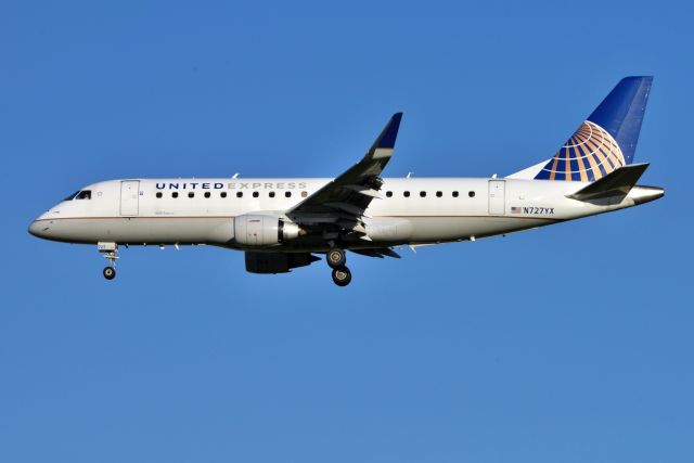 Embraer 175 (N727YX)