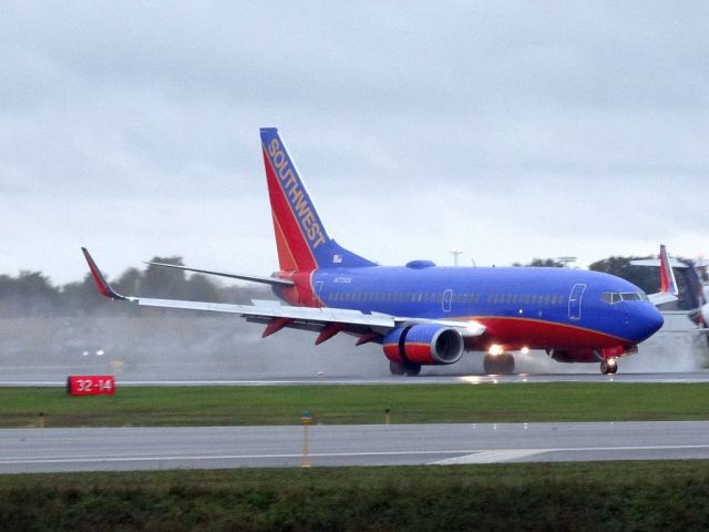 Boeing 737-700 (N7730A)