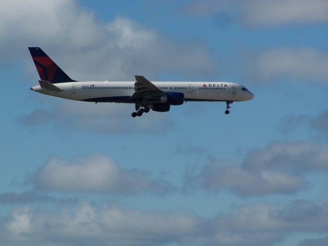 Boeing 757-200 (N6701) - Zoomed-in shot of Delta 757-223, taken from the 9th floor balcony of the Best Western in Hapeville