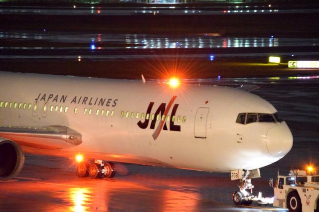 BOEING 767-300 (JA8268)