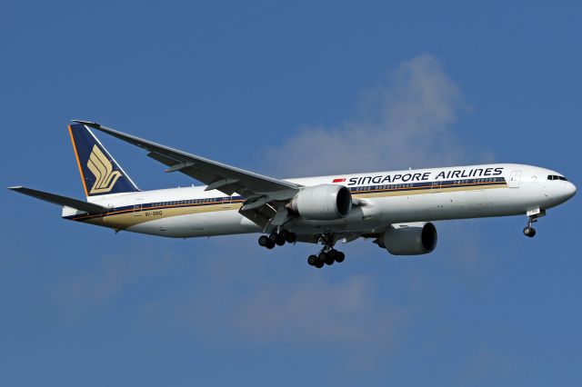 BOEING 777-300 (9V-SWQ)