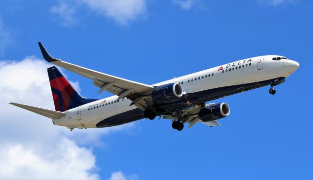 Boeing 737-900 (N802DN)