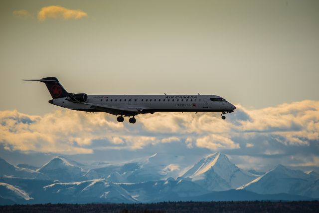 Canadair Regional Jet CRJ-200 (C-FLJZ)