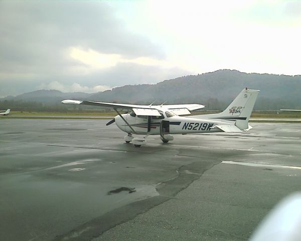 Cessna Skyhawk (N5219W) - Preflighting @ KRHP