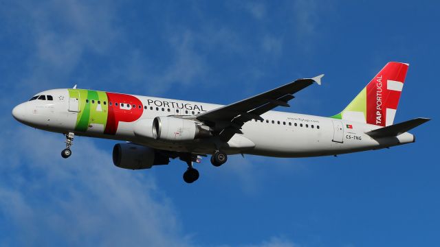 Airbus A320 (CS-TNG)