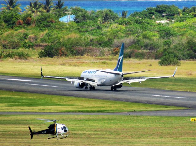 Boeing 737-800 (C-FUJR)