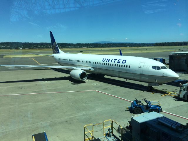 Boeing 737-900 (N77431) - United 737-900 at gate E1 at Portland International Airport (KPDX)