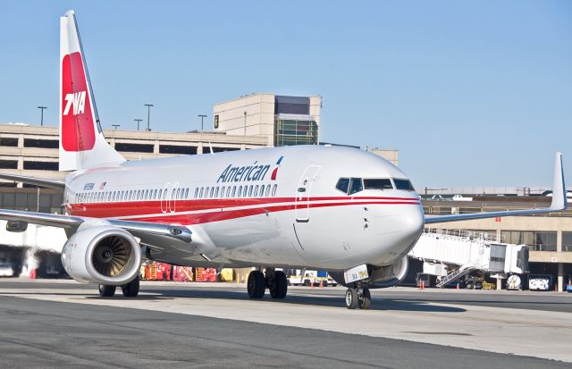 Boeing 737-800 (N915NN) - Super close up of the AA TWA special retro livery