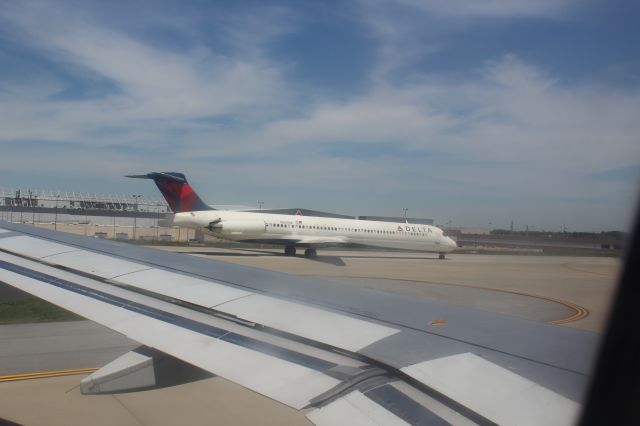 McDonnell Douglas MD-88 (N909DE) - Taxiing 