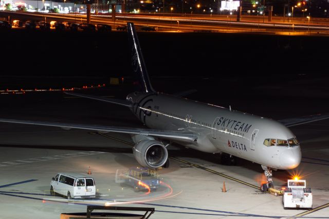 Boeing 757-200 (N659DL) - Delta Skyteam being prepared to rest for the night