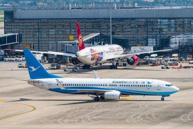 Boeing 737-800 (B-5845) - CXA-B5845 is taxing in to the spot in ZSSS-19.7.5