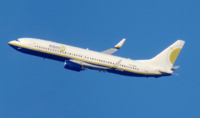 Boeing 737-800 (N749MA)