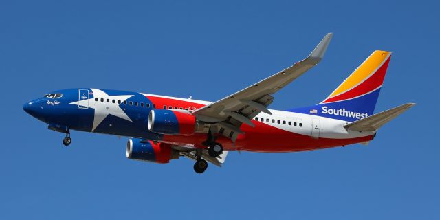 Boeing 737-700 (N931WN) - This click of SWAs Lone Star One (N931WN) catches it as it is on s/final to RTIAs runway 16R.  This arrival was only its second visit to Reno Tahoe International since N931WN was rolled out of the paint shop with the LS1 scheme freshly applied.  It looks fabulous!!