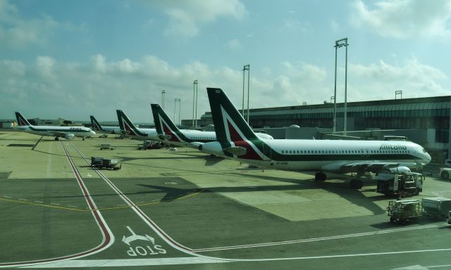 Airbus A320 (EI-DSB) - Rome Fiumicino with Alitalia Airbus A320-216 EI-DSB and more, with Airbus A319-112 EI-IMD just joining the group