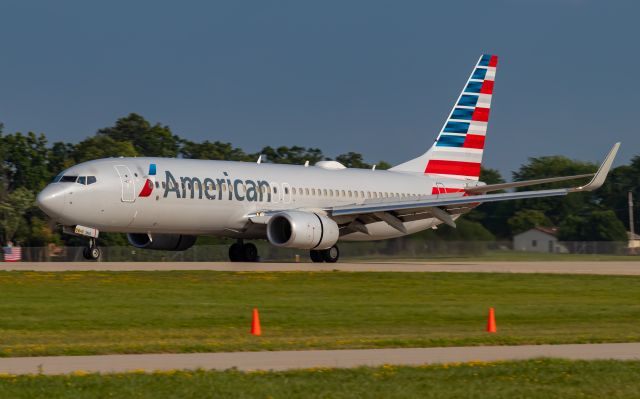 Boeing 737-800 (N987NN) - An American Airlines 737-800 lands at Oshkosh after the 2 and a half hour flight from Dallas.