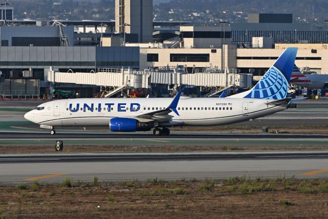 Boeing 737-800 (N37290)