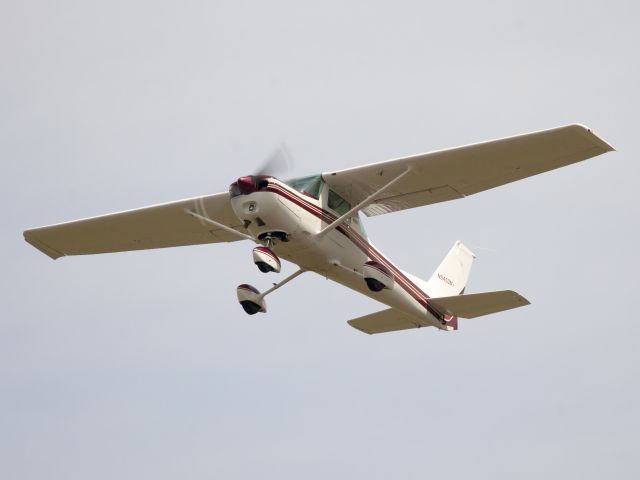 Cessna 152 (N5453M) - Take off runway 26. Very sharp photo, zoom in. Canon 5D Mark II with 400 mm lens.