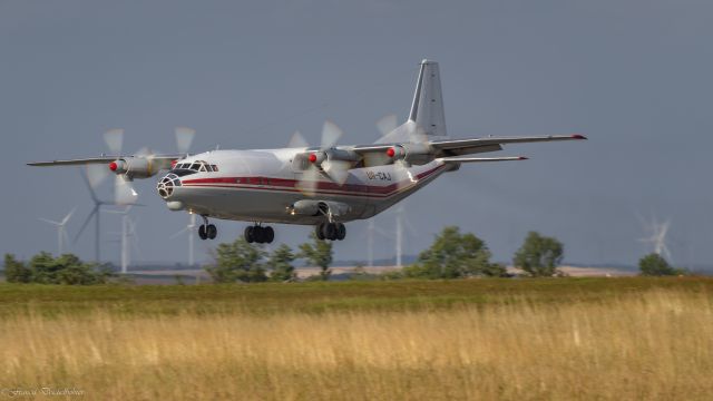 Antonov An-12 (UR-CAJ)