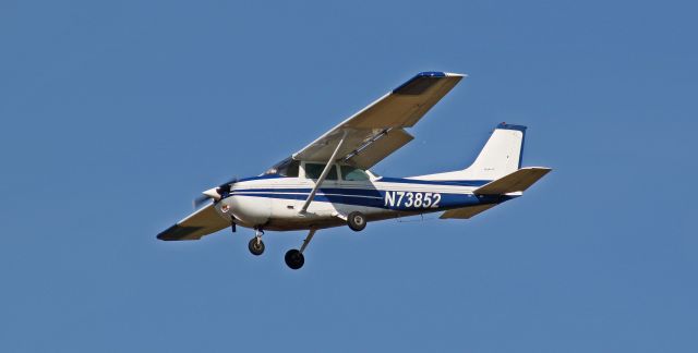 Cessna Skyhawk (N73852)