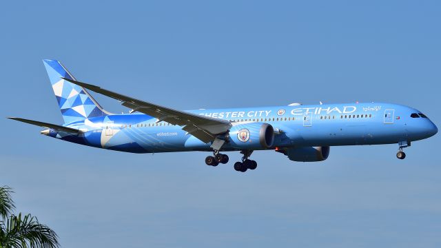 Boeing 787-9 Dreamliner (A6-BND) - Manchester City FC logojet arrives from AUH on a sunny morning