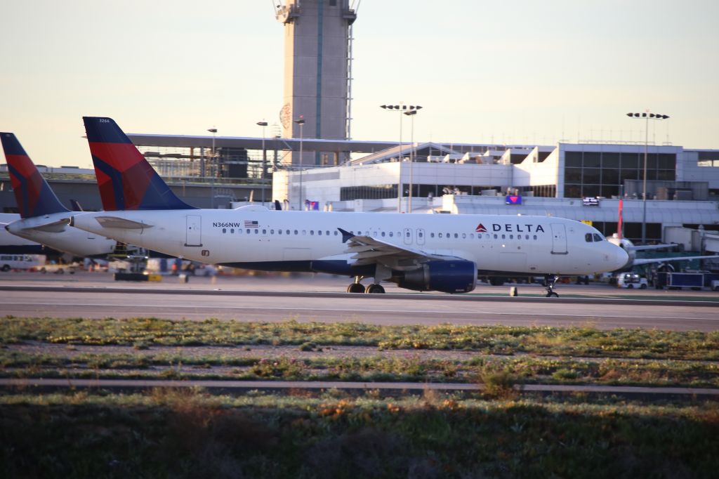 Airbus A320 (N366NW)