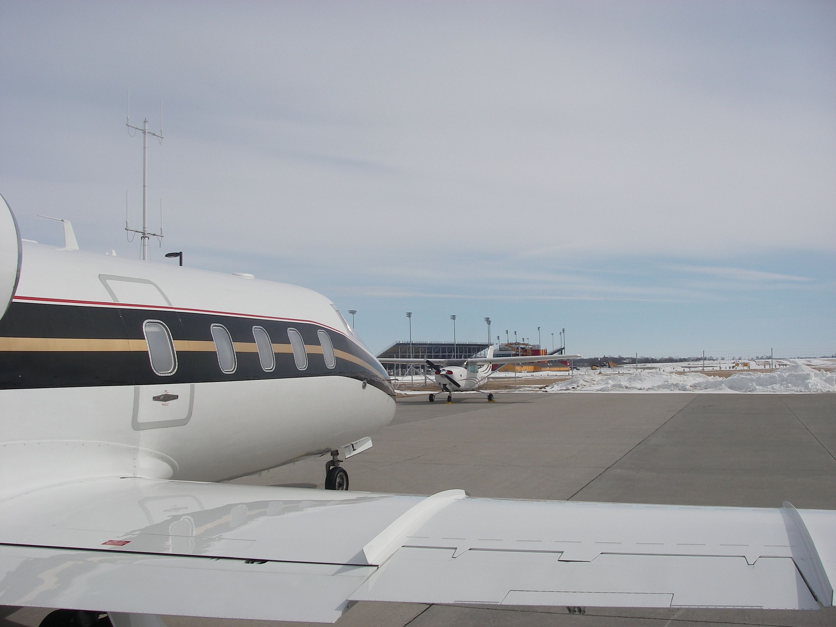 Learjet 55 (N619MJ) - FUEL STOP. KTEB-KSUN