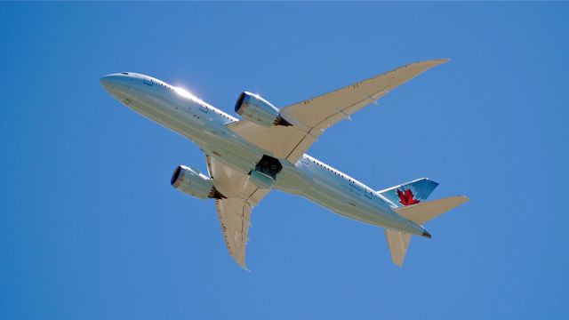 Boeing 787-8 (C-GHPU) - BOE612 climbs from Rwy 34L beginning its maiden flight test on 7/10/14. (LN:174 / cn 35259).