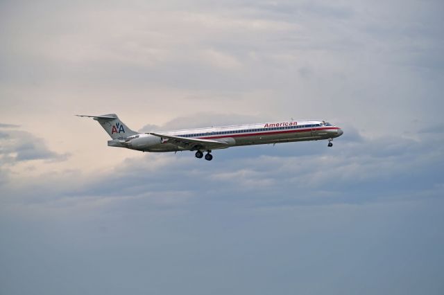 McDonnell Douglas MD-83 (N570AA)