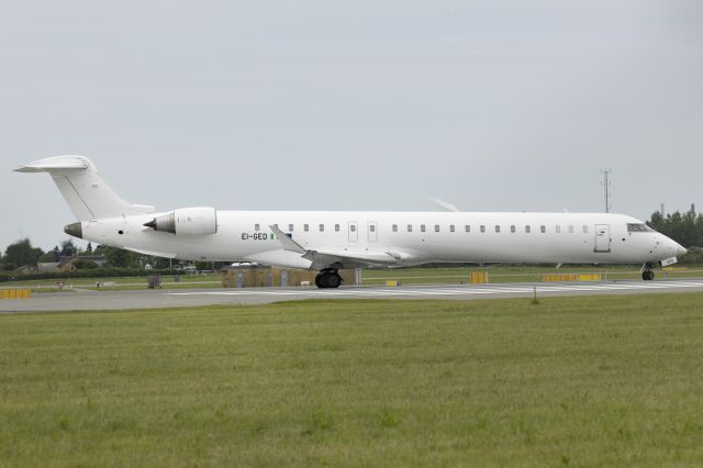 Canadair Regional Jet CRJ-900 (EI-GED) - East of Runway 04R. 9 Juli 2024
