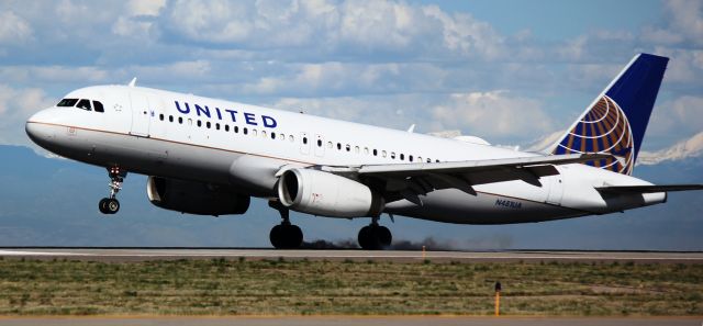 Airbus A320 (N481UA) - Landing on 16L.