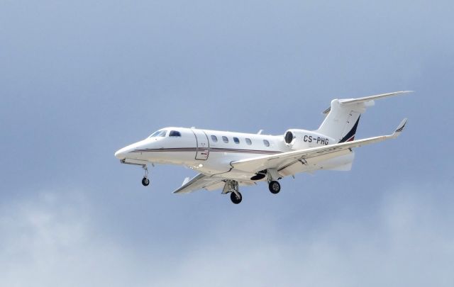 Embraer Phenom 300 (CS-PHG) - Landing at London City Airport July 14, 2019.