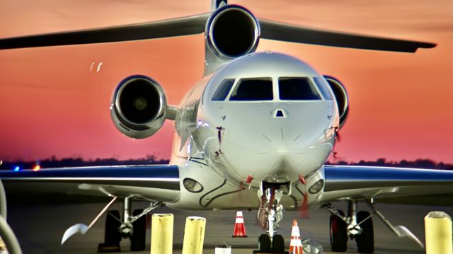 Dassault Falcon 7X (N673WM) - A sharp looking Falcon with a beautiful sunset in the background at Million Air Indy. br /br /This aircraft is a 2018 Dassault Falcon 7X, SN 285, owned/operated by WM Corporate Services Inc. 10/27/22. 