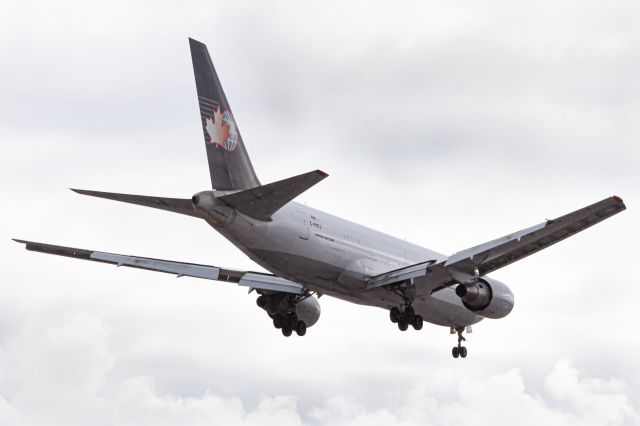 BOEING 767-200 (C-FHCJ) - Fighting the blowing snow and crosswinds on approach into Hamilton.