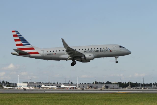 Embraer 170/175 (N444YX)