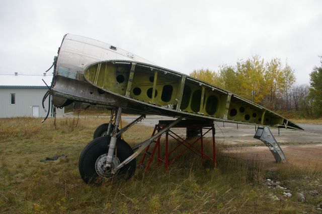 Douglas DC-3 (C-GCXD) - Jétais à CYVO EN 2014. Emplanture daile de DC-3. Démonté pour le transport.