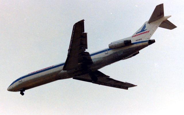 BOEING 727-200 (N559PS) - LAX - MARCH 1989 was the year, my first trip to the LAX airline collectible show that spring, I brought 10x rolls of 36 and drove around the LAX side roads as the western approach to LAX was in operation. I lined up on "Hooker Hill" slightly above the Runway 6L/24R approach so I could see the whole runway. It was crazy overcast, being a newbie I didn't know it was like this often at LAX. Shown here is a Piedmont 727 N559PS ex PSA jet Ln 1533 one of the later 727s delivered to PSA Oct 10, 1979, and Mar 1989 this jet was 10 years old. One for the history books, as this jet also flew as US Air, N754US and ATA American Trans Air as N788AT so there may be other photos of this jet in diff reg photos on FA. 