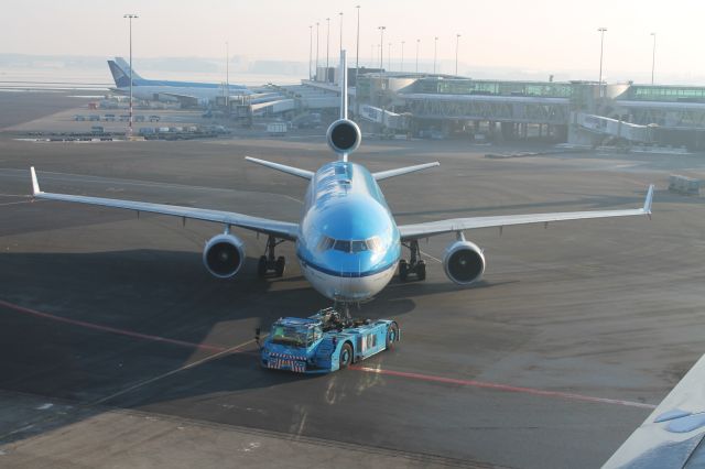 Boeing MD-11 (KLM) - Schiphol Plaza 25-1-2013