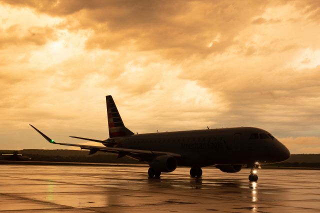 Embraer 175 (N267NN)