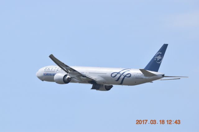 BOEING 777-300ER (HL7783) - KE 32 taking off at DFW Airport