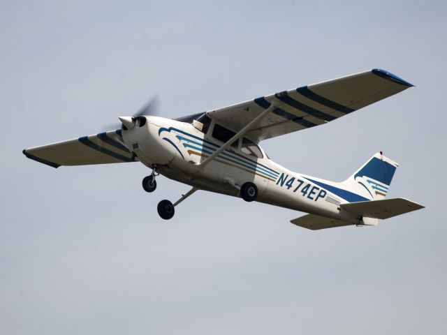 Cessna Skyhawk (N474EP) - Take off runway 26.