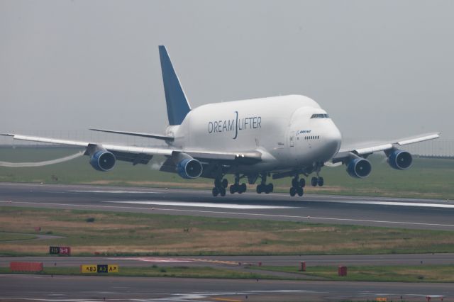 Boeing 747-200 (N718BA) - 雨上がりの湿気が多い日の着陸なのでベイパーが出まくりな日でした。