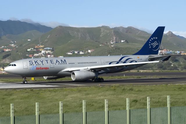 Airbus A330-200 (EC-LNH)